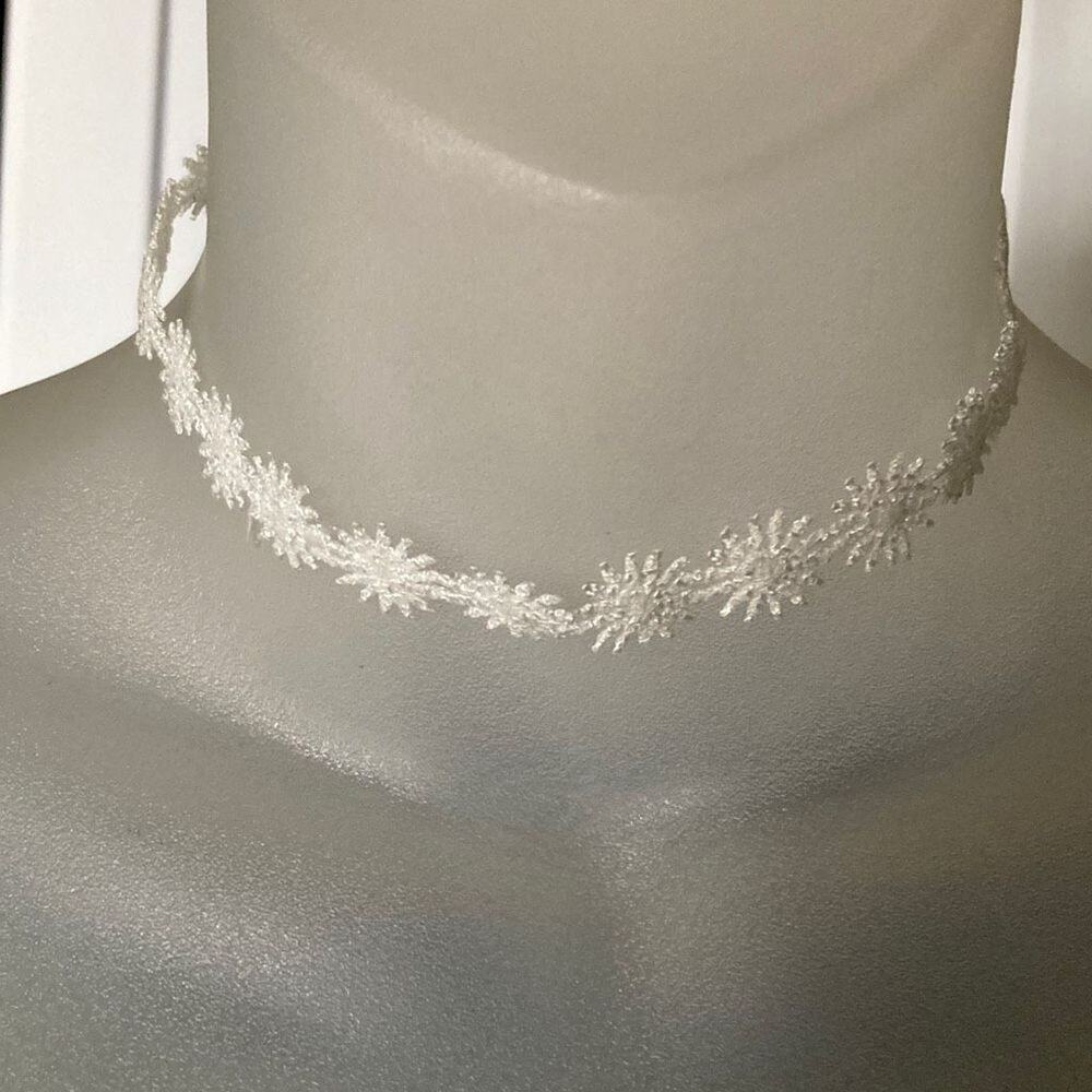 Lace choker white flowers